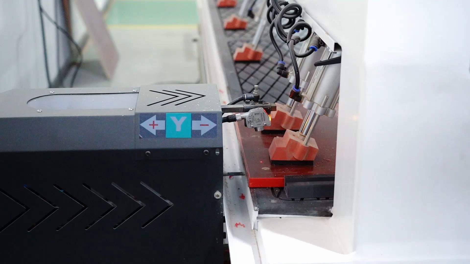 超星數控激光側孔機打孔演示