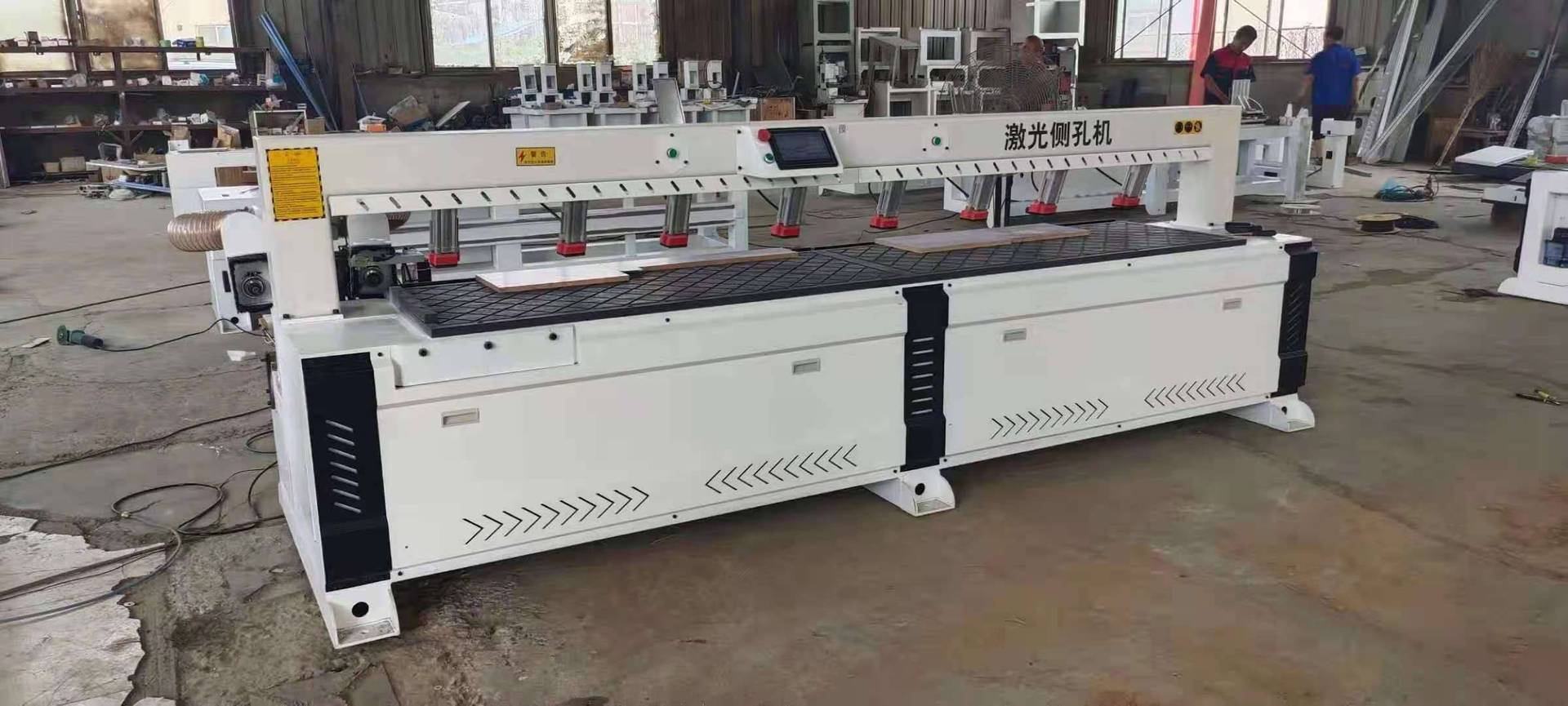 森森(山東)門業(yè) 激光側(cè)孔機技術(shù)助力木門產(chǎn)業(yè)升級與精準加工